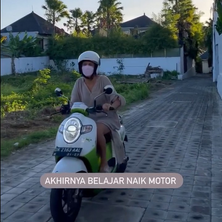<p>Sophia Latjuba juga tampil santai dengan pakaiannya yang nyaman, Bunda. (Foto: Instagram @sophia_latjuba88)</p>
