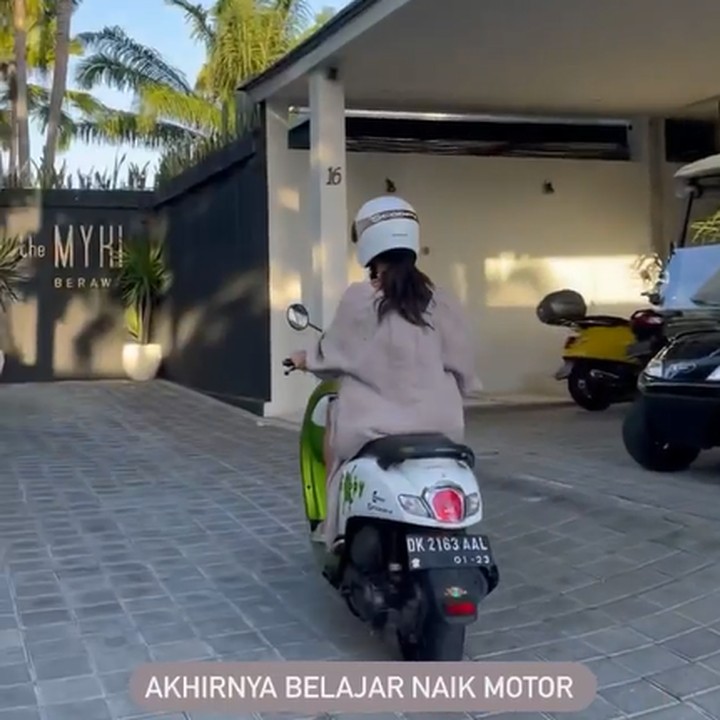 <p>Tak lupa, ia tetap menggunakan masker dan helm sebagai protokol kesehatan serta keamanan dalam berkendara. (Foto: Instagram @sophia_latjuba88)</p>