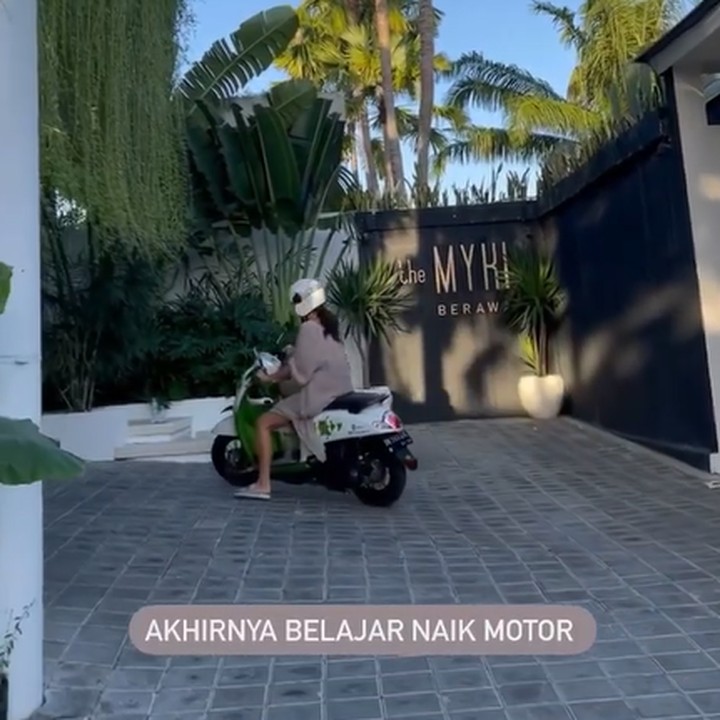 <p>Sophia Latjuba tampak begitu antusias, lho. Ia juga terlihat sudah cukup mahir mengendarai sepeda motor matic yang digunakannya. (Foto: Instagram @sophia_latjuba88)</p>