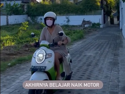 5 Potret Gaya Sophia Latjuba Belajar Naik Motor, Lengkap Pakai Helm