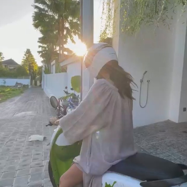 <p>Baru-baru ini, Sophia Latjuba membagikan momen keseruannya, Bunda. Ia belajar mengendarai sepeda motor. (Foto: Instagram @sophia_latjuba88)</p>