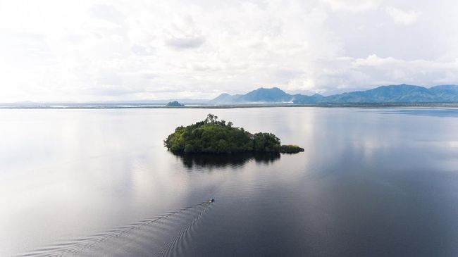 Taman Nasional Danau Sentarum merupakan taman nasional yang didominasi danau dan rawa, menjadikannya unik di dunia.