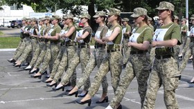 Saat Tentara Wanita Ukraina Berlatih dengan Sepatu Hak Tinggi