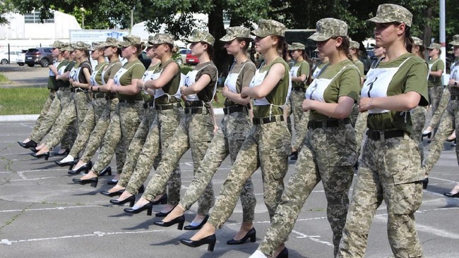 Militer Ukraina melatih tentara wanita mereka menggunakan sepatu hak tinggi saat parade untuk perayaan 30 tahun kemerdekaan pada 24 Agustus mendatang.