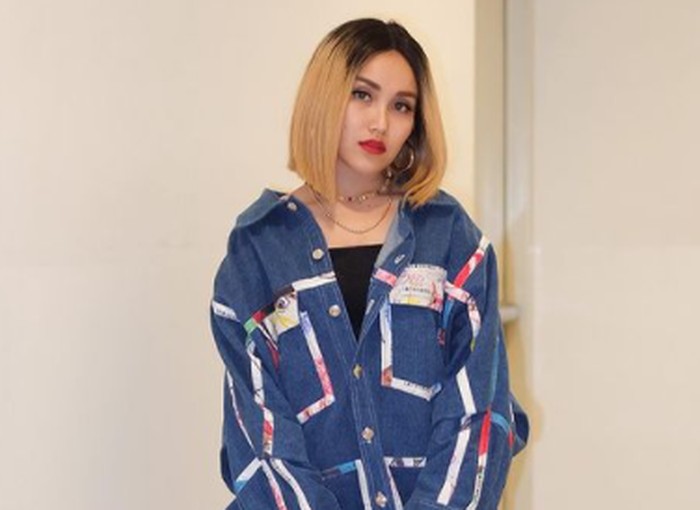 Tidak tanggung-tanggung, Ayu Ting Ting juga hobi memadupadankan gaya busananya dengan mengenakan wig! Penampilan Ayu ini menjadi sorotan netizen karena dinilai cocok untuknya / foto: instagram.com/ayutingting92