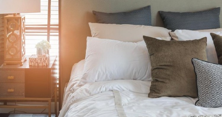 GORDEN GELAP DAN PASANG KARPET Untuk atasi coronasomnia, salah satunya dengan mendekor ulang kamar tidur di rumah minimalis. Simak tujuh tips mendekor ulang kamar tidur di rumah minimalis.