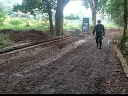 TNI Bangun Jalan Rusak di Tangerang yang Terbengkalai 20 Tahun