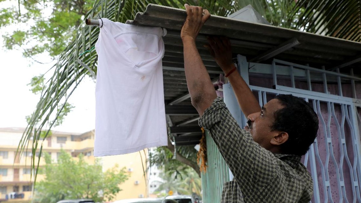 FOTO: Saling Bantu Lewat Bendera Putih saat Lockdown Malaysia