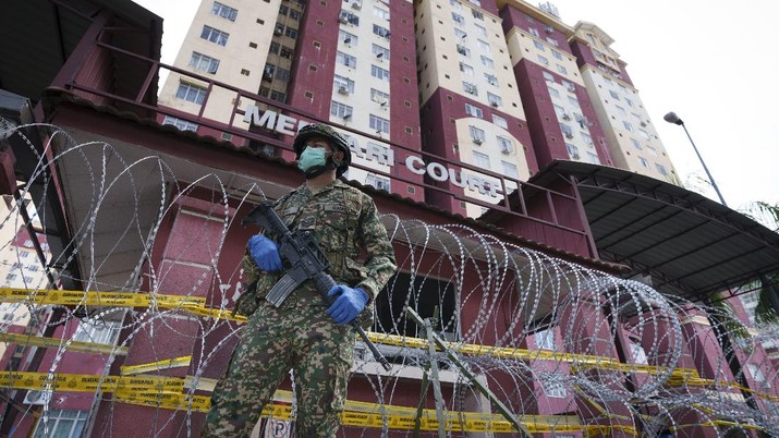Warga Malaysia menggencarkan kampanye kibar bendera putih untuk saling membantu menghadapi masa sulit, terutama karena lockdown demi meredam Covid-19. (AP/Vincent Thian)