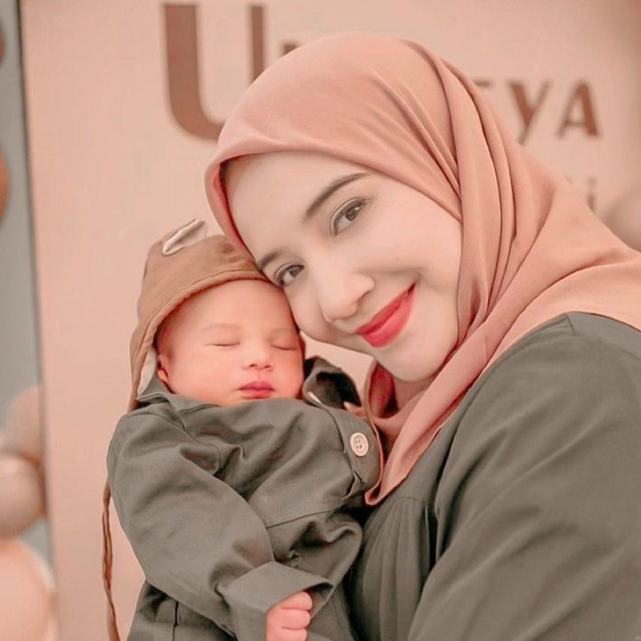 <p>Ukkasya Muhammad Syahki adalah putra pertama Zaskia Sungkar dan Irwansyah nih, Bunda. Baby Ukkasya lahir pada 30 Maret 2021. (Foto: Instagram @zaskiasungkar15)</p>