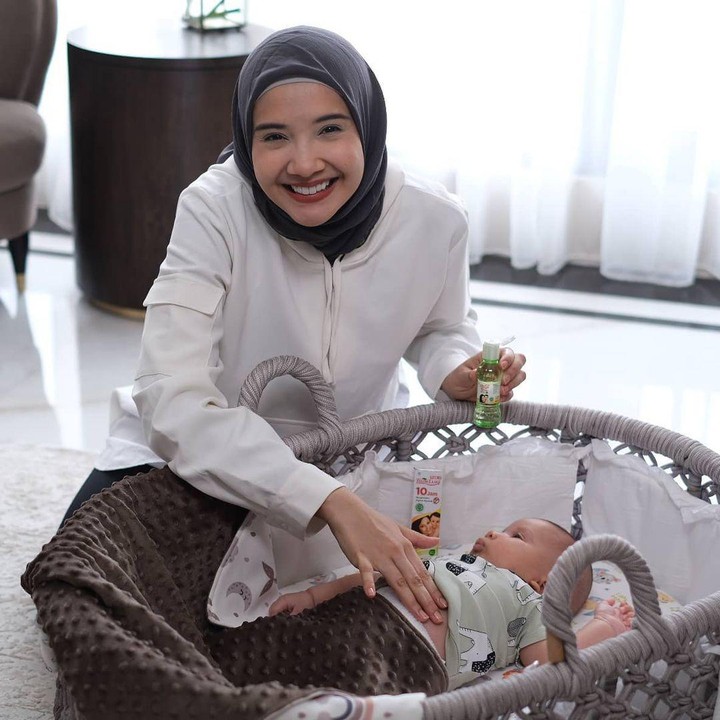 <p>Sejak kelahiran baby Ukkasya, Zaskia kini fokus mengurus buah hatinya itu. Ia banyak dibantu sang suami.</p>