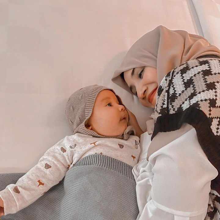 <p>Ukkasya lahir dengan berat 3,4 kg dan menjadi kado terindah bagi Zaskia Sungkar nih. (Foto: Instagram @zaskiasungkar15)</p>