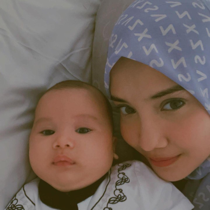 <p>Banyak yang bilang Ukkasya mirip sang Bunda nih. Setuju enggak Bunda? (Foto: Instagram @zaskiasungkar15)</p>
