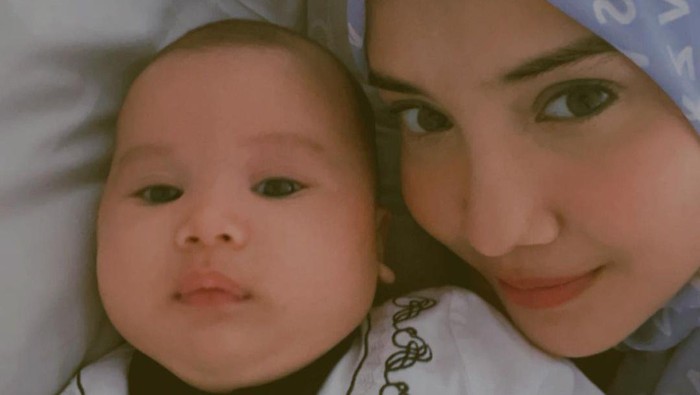 Zaskia Sungkar dan Anaknya