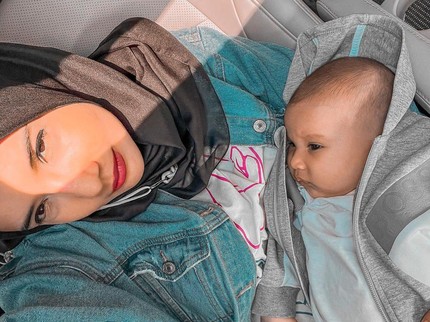 7 Potret Zaskia Sungkar dan Baby Ukkasya yang Tampan