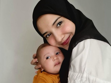 10 Th Menanti Momongan, Zaskia Sungkar Tak Mau Lewatkan Momen Menyusui Putranya
