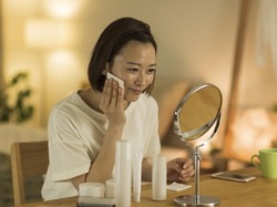 7 Makeup Remover Terbaik, Bersihkan Riasan Hingga Sunscreen Secara Mendalam