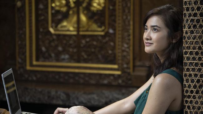 Film A Perfect Fit disutradarai oleh Hadrah Daeng Ratu. Sementara, naskah ditulis oleh Garin Nugroho.