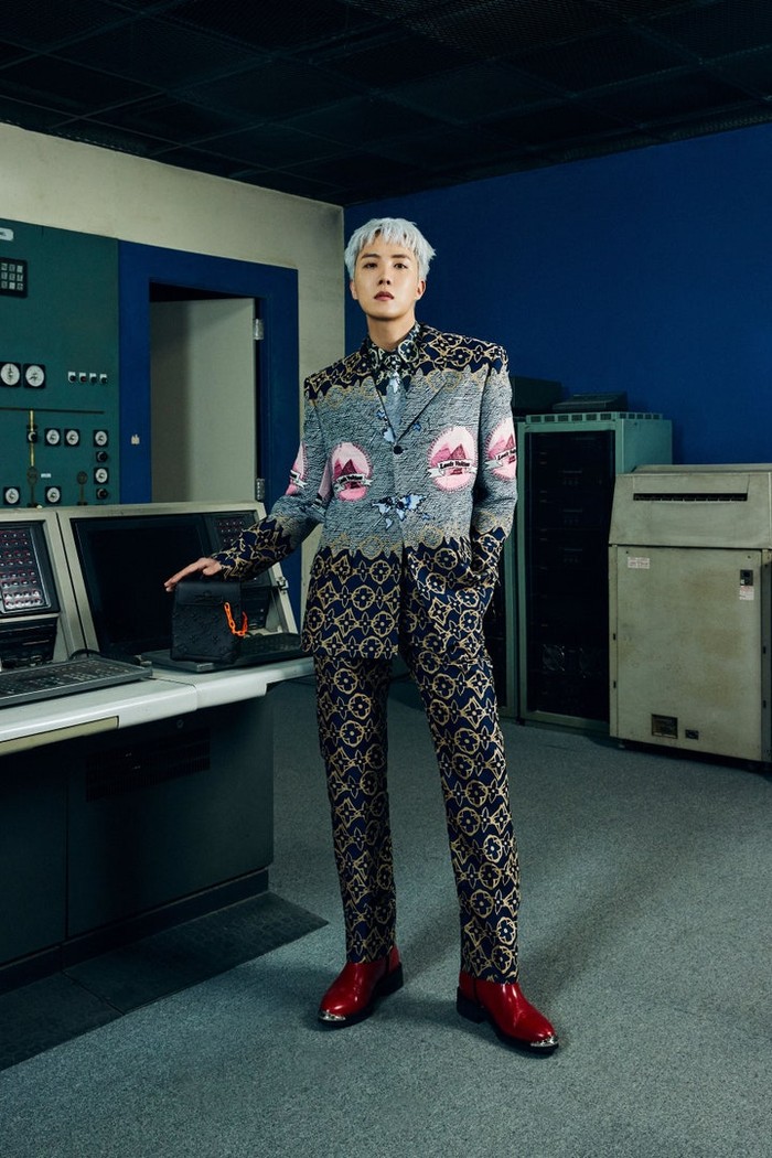 Acara yang dilakukan secara live streaming ini menampilkan koleksi-koleksi Louis Vuitton for Men, termasuk yang dikenakan Jhope ini./Photos: Courtesy of Louis Vuitton/Instagram @voguejapan