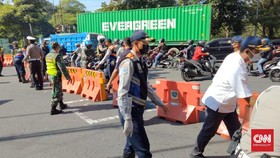 Jalur Sidoarjo-Surabaya Ditutup, Bundaran Waru Macet Parah
