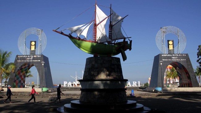 Terdapat 23 kabupaten/kota di luar Jawa-Bali menerapkan PPKM Level 4 yang tersebar di 14 provinsi. Puluhan daerah lainnya menerapkan PPKM Level 3 dan 2.