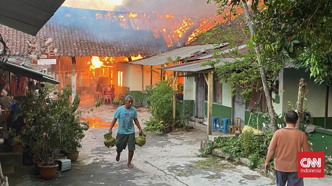 Kebakaran di asrama Kodam IV Diponegoro, Semarang, diduga berasal dari salah satu rumah milik pensiunan TNI yang kemudian menjalar ke empat rumah lain.