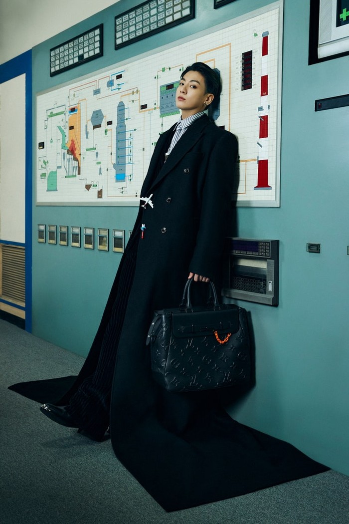 Aura seorang CEO terpancar dari Golden Maknae, Jungkook, yang mengenakan kemeja bergaris, jas hitam dan tas hitam berlogo LV. Setuju? /Photos: Courtesy of Louis Vuitton/Instagram @voguejapan