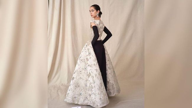 Sempat berhenti di era paling berpengaruh, kini Balenciaga kembali ke jagat couture setelah 50 tahun.