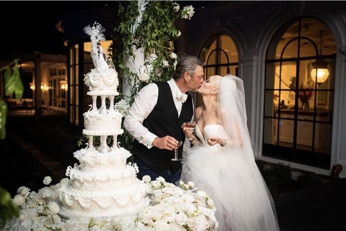 Blake Shelton dan Gwen Stefani akhirnya memutuskan untuk menikah pada Sabtu, (3/7) kemarin, setelah enam tahun bersama. Pasangan berbahagia tersebut tampak mesra berfoto didekat kue pernikahan bertingkatnya. (Foto: Instagram.com/gwenstefani)