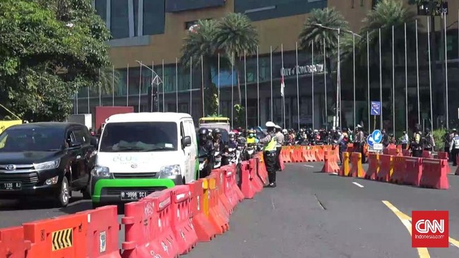 Polisi menambah titik penyekatan, kali ini Jalan Ahmad Yani, Jembatan Baru Karang Pilang, dan Jalan Dr Ir H Soekarno (Merr), Surabaya ditutup total.