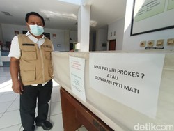 Ingatkan Prokes Warganya, Camat Karawang Pajang Peti Mati