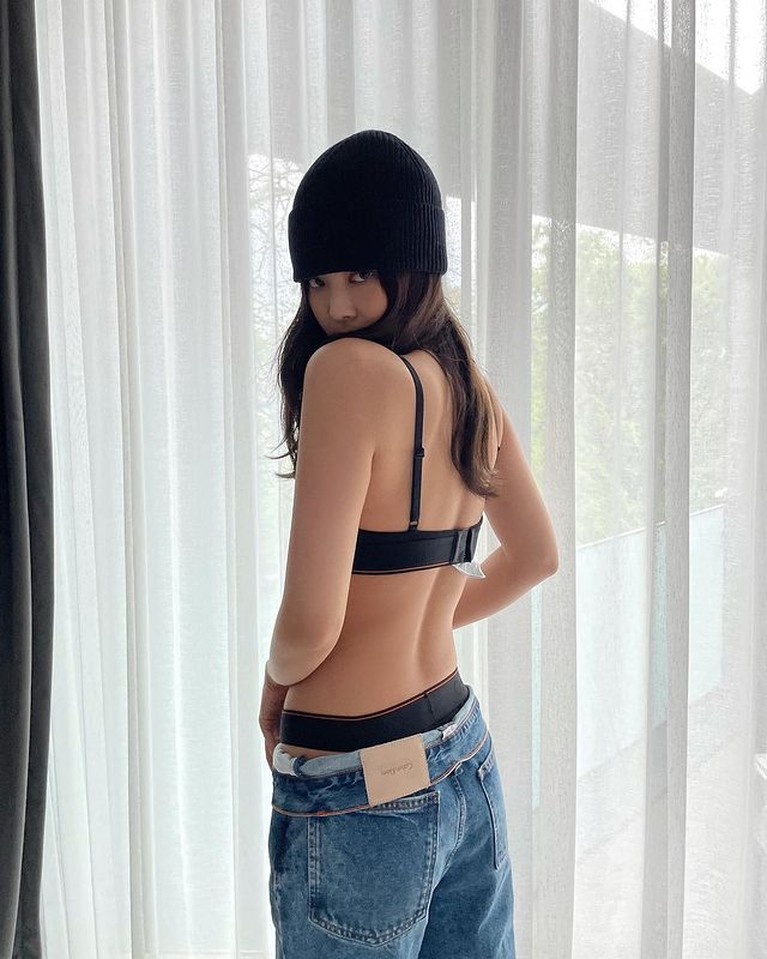 Foto Jennie Blackpink saat pamer punggung mulus selalu jadi sorotan. Yuk kita intip!
