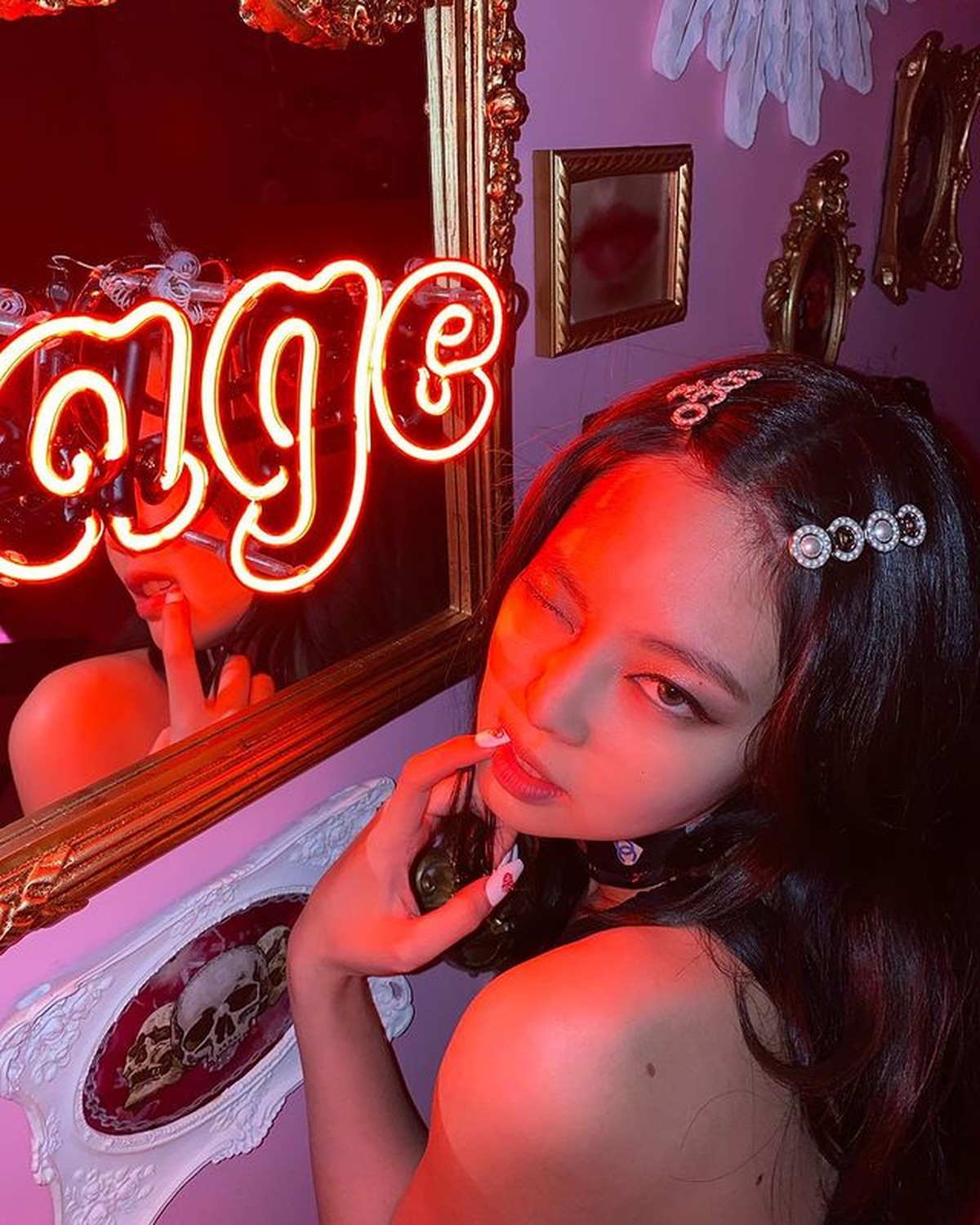 Foto Jennie Blackpink saat pamer punggung mulus selalu jadi sorotan&period; Yuk kita intip&excl;