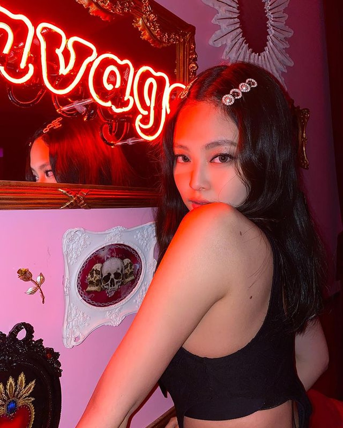 Foto Jennie Blackpink saat pamer punggung mulus selalu jadi sorotan&period; Yuk kita intip&excl;