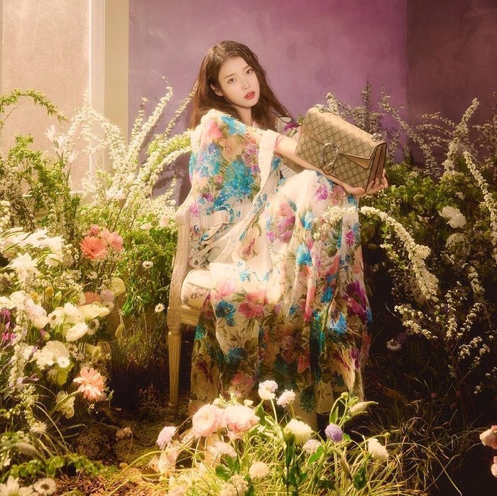 Cantik dengan latar belakang bunga, kali ini IU bersama Dionysus Small GG Shoulder Bag yang terinspirasi dari Dewa Yunani. Harganya 2450 USD. /Foto: instagram.com/Gucci
