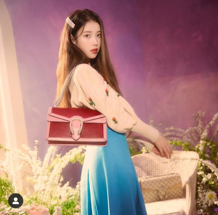 IU tampak cantik menggunakan Dionysus Small Shoulder Bag berwarna merah ruby dan pink. Harga tas ini dibanderol dengan harga 2890 USD. /Foto: instagram.com/Gucci