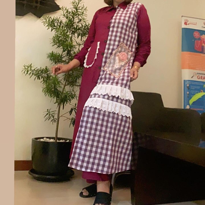 <p>Elly Sugigi juga mengenakan outfit dengan padu padan tabrak motif. Seperti corak plaid yang dipadu dengan warna polos pada gamisnya. (Foto: Instagram: @ellysugigi_real_)</p>