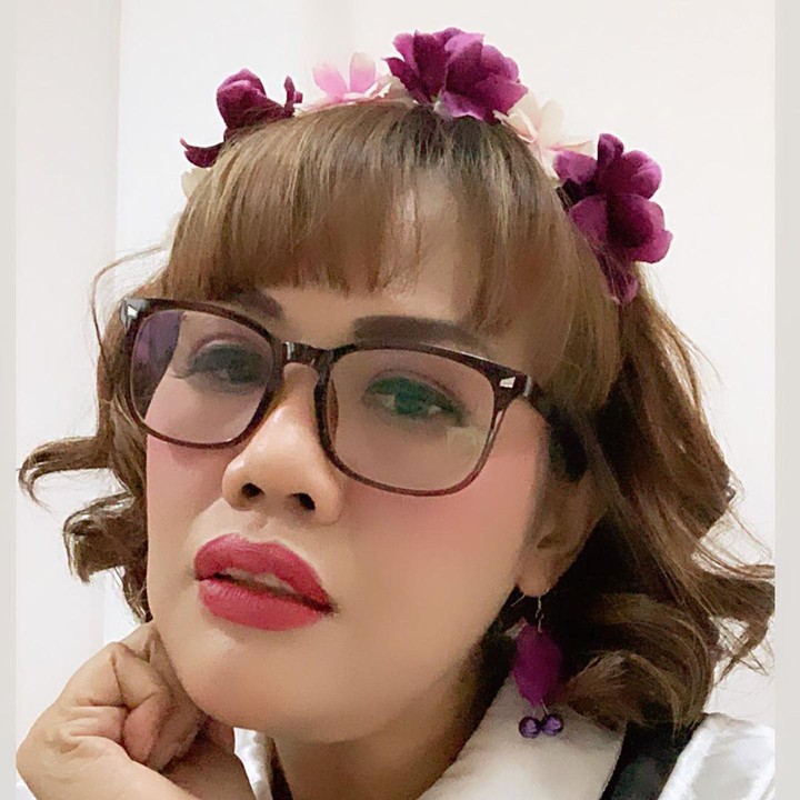 <p>Di beberapa kesempatan, Elly Sugigi juga merias rambutnya dengan gaya curly atau keriting. Penampilannya dipercantik dengan deretan aksesori bunga dari bandana yang dikenakan. (Foto: Instagram: @ellysugigi_real_)</p>