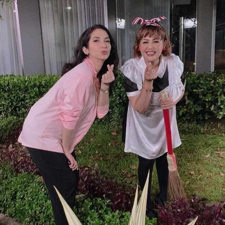 <p>Penampilan Elly Sugigi tampak semakin imut dengan outfit ala<em> maid</em> yang dikenakan. Busana itu berpadu serasi dengan gaya rambut barunya. (Foto: Instagram: @ellysugigi_real_)</p>