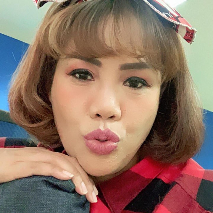 <p>Wanita kelahiran Jakarta, 16 Oktober 1971 ini memangkas rambutnya jadi sangat pendek, Bunda. Ia juga telah menyemir rambutnya dengan warna kecoklatan. Banyak penggemar menilainya terlihat lebih imut dan awet muda. (Foto: Instagram: @ellysugigi_real_)</p>