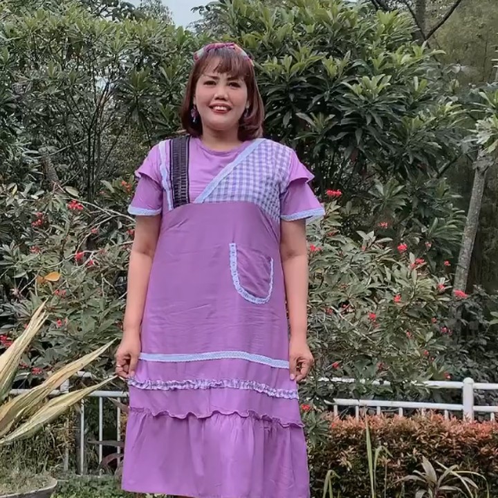 <p>Bukan cuma potong rambut, Bunda tiga anak itu juga memakai outfit yang matching dengan gaya rambutnya yang imut. Ia juga menonjolkan poni barunya yang mengikuti tren kecantikan Korea. (Foto: Instagram: @ellysugigi_real_)</p>