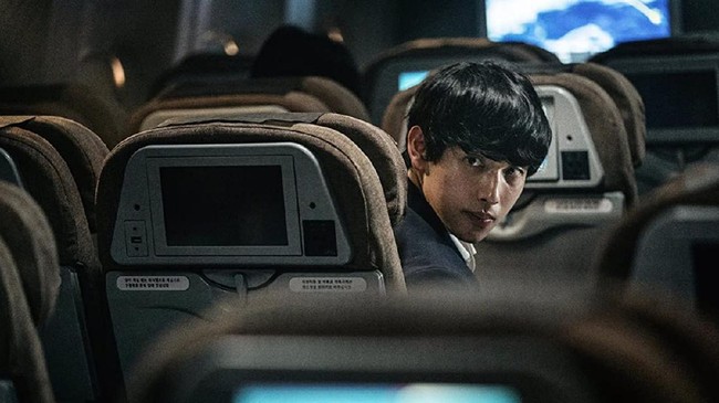 Sinopsis Emergency Declaration, film Korea yang mengisahkan teror virus mematikan dalam pesawat. Emergency Declaration tayang 16 Agustus.