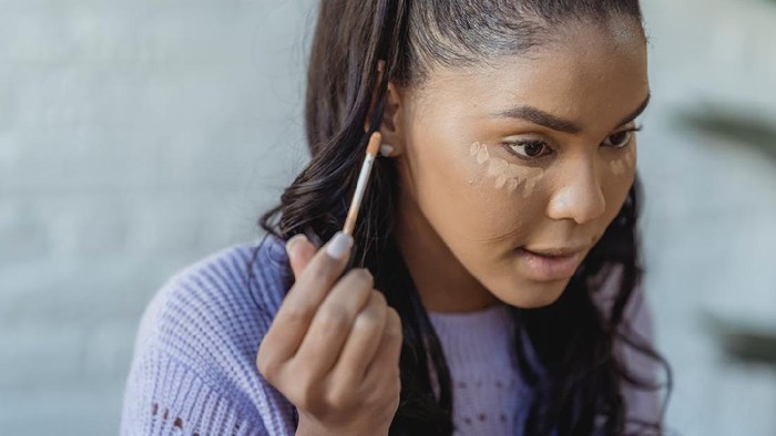 Bukan Cuma Tutup Noda di Wajah, Ini 6 Fungsi Lain Concealer