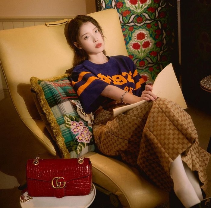 Cantik! GG Marmont Crocodile Small Sholder Bag berwarna merah yang begitu elegan. / Foto: instagram.com/Gucci