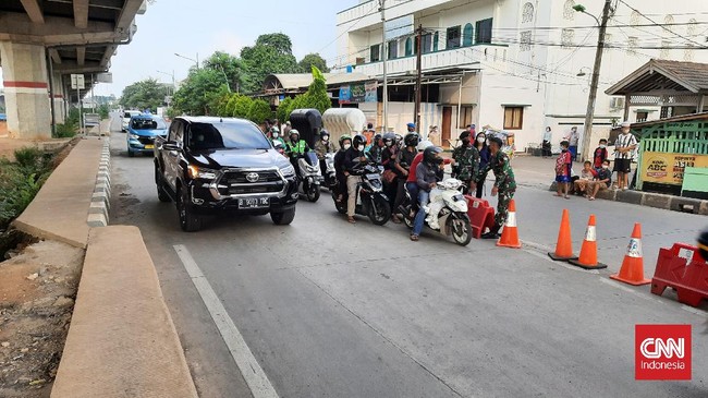 Selama ini penyekatan selalu mengakibatkan antrean kendaraan. Polisi lalu membuat jalur khusus agar tenaga kesehatan tidak terjebak kemacetan.