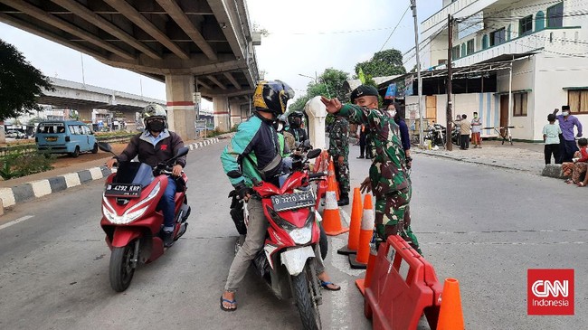Selain rute perjalanan yang mesti menjadi lebih jauh, para ojol mengakui pendapatannya dari jumlah penumpang menurun drastis.