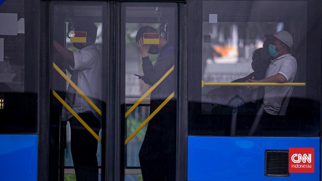 Pengelola TransJakarta dan MRT mewajibkan penumpang memiliki Surat Tanda Registrasi Pekerja (STRP) mulai hari ini, Senin (12/7).