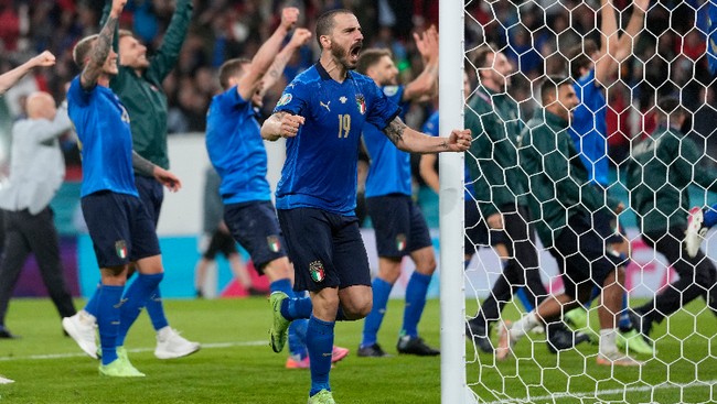 Leonardo Bonucci sempat disangka penonton yang ingin menyusup ke lapangan usai laga Italia vs Spanyol di semifinal Euro 2020 (Euro 2021).