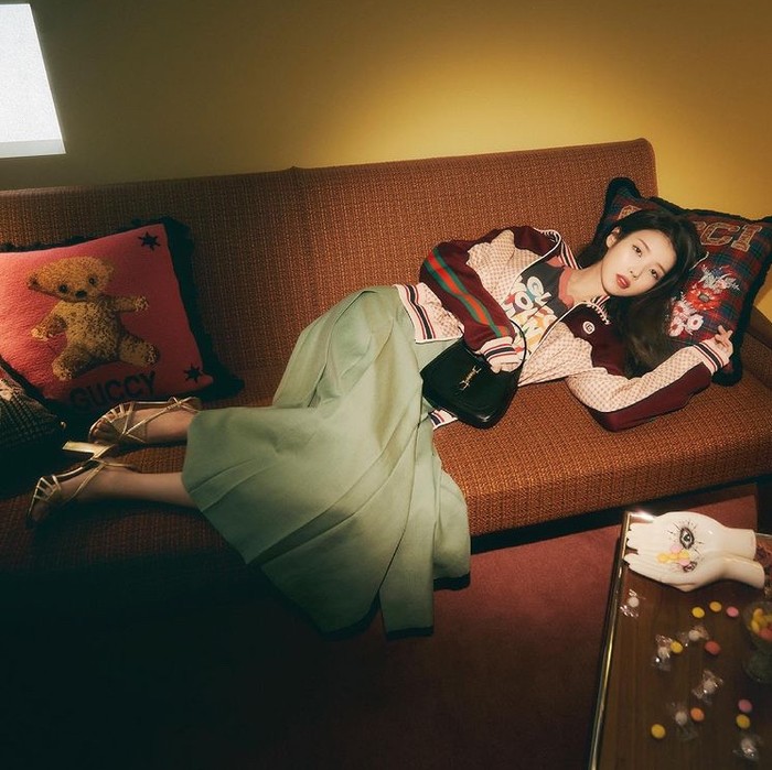 Jackie 1961 Mini Shoulder Bag berbahan kulit dengan dominan warna hitam ini, cocok dipakai hang out bareng teman, karena modelnya yang simpel dan ukurannya yang mini. Bisa kamu dapatkan dengan harga 1980 USD. / Foto: instagram.com/Gucci