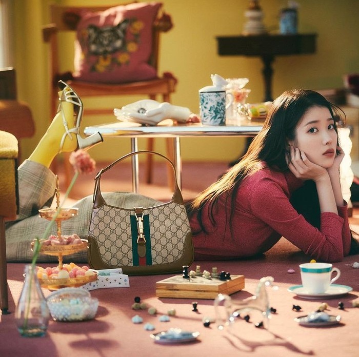 Jackie 1961 Small Shoulder Bag ini memiliki tali bahu tambahan yang dapat dilepas. Tas kulit berwarna coklat dengan aksen garis warna hijau dan merah ini, harganya 1980 USD. / Foto: instagram.com/Gucci